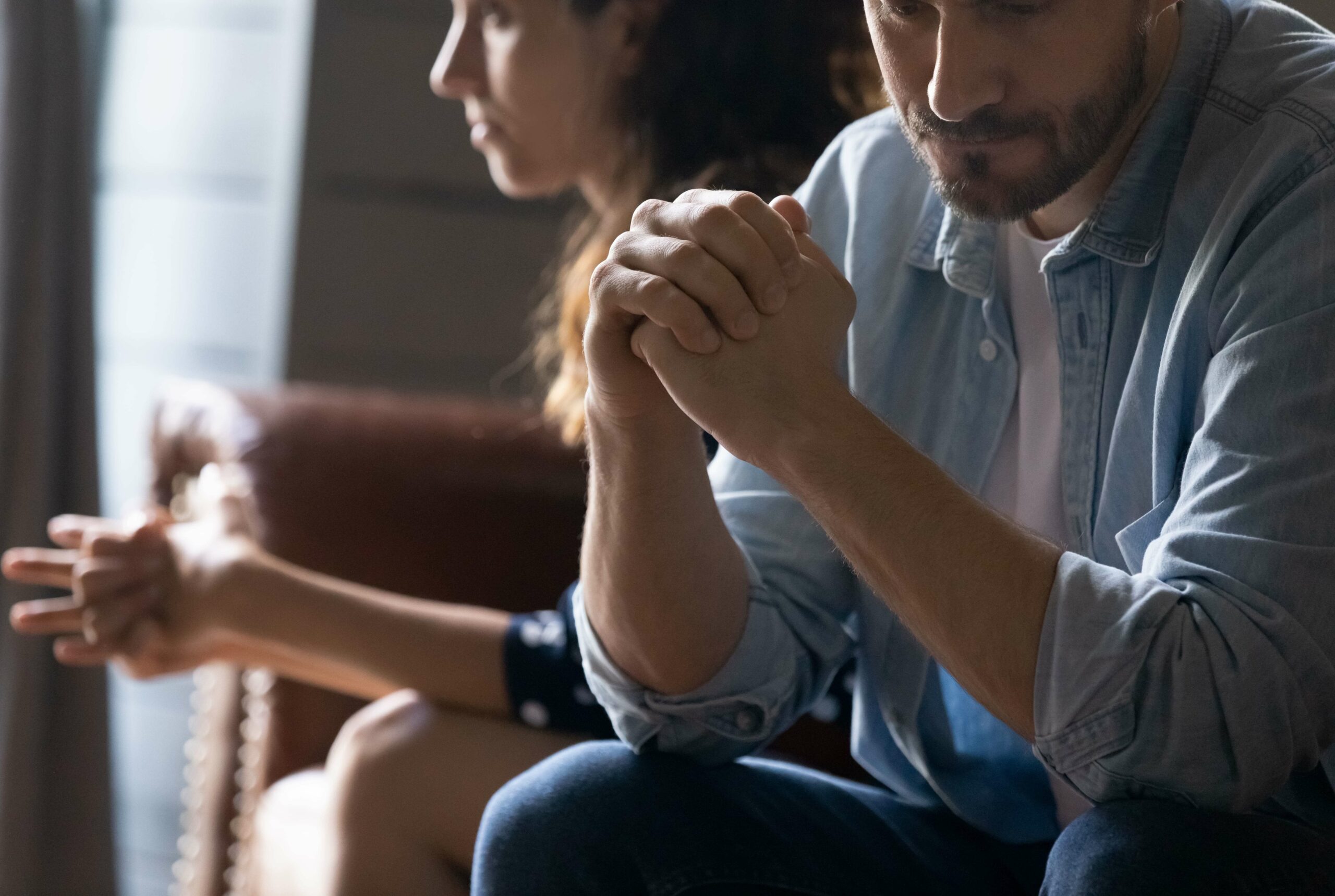 Couple assis sur un canapé prêt à divorcer