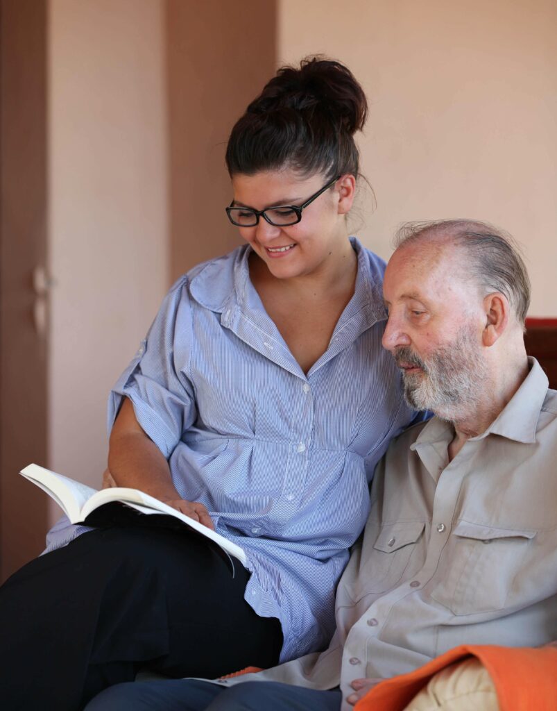 Une jeune femme lit un document de justice à un homme âgé